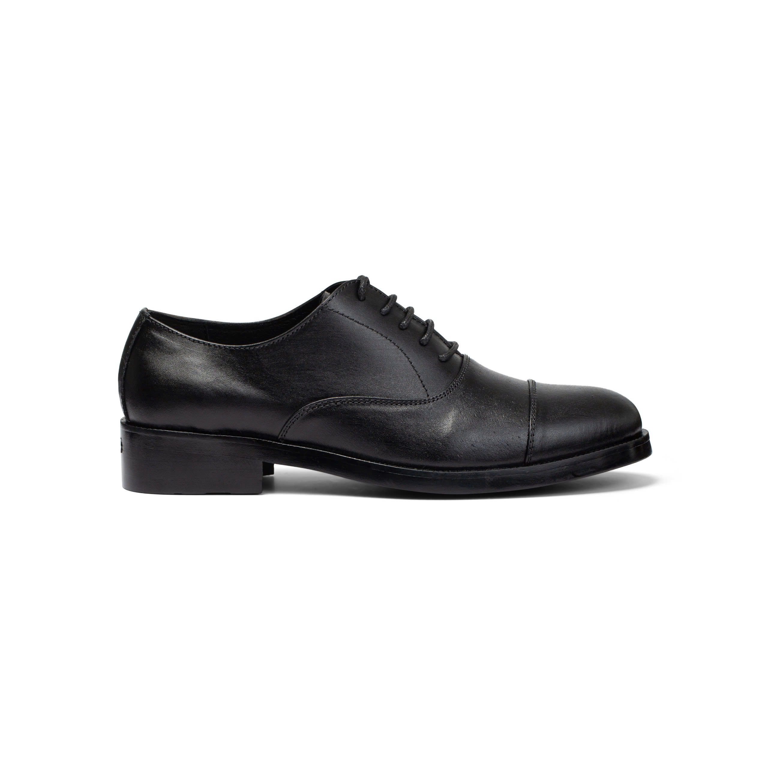 Giày Oxford cap-toe đế phíp mũi ngắn chỉ viền đế màu đen F63740